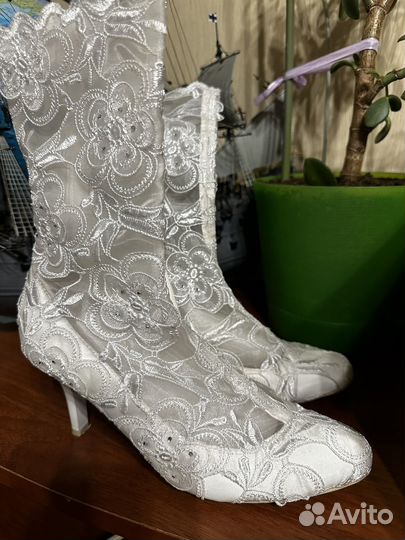 Белые свадебные сапоги