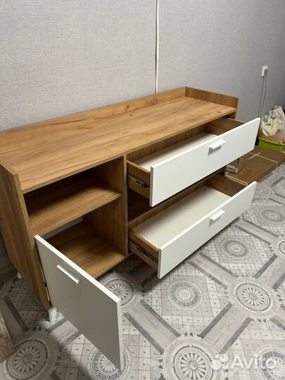 Комод с выдвижными ящиками и полками