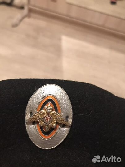 Противогаз и береты, кепки