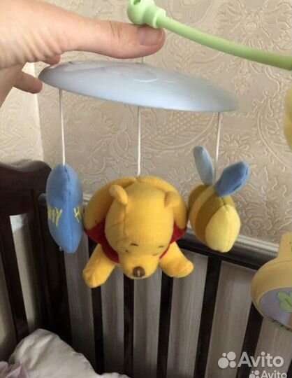 Музыкальный мобиль Tomy, Винни