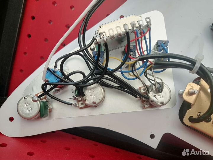 Пикгард со звукоснимателями для стратокастера HHH