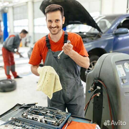 Автомеханик в сто на Байкальской