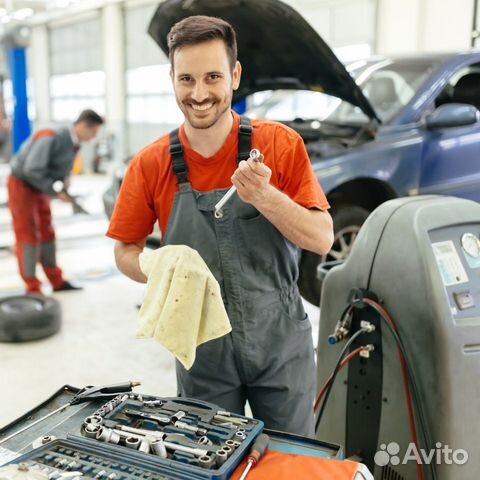 Автомеханик в сто на Байкальской