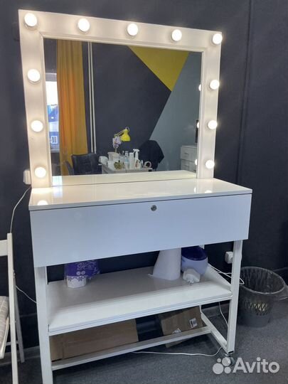 Гримерное зеркало со столом