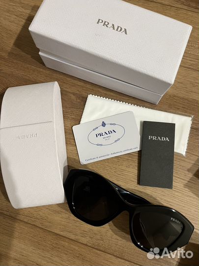 Солнцезащитные очки женские prada