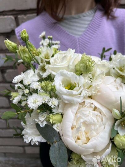 Раскидистый букет невесты в бело-зелёной гамме