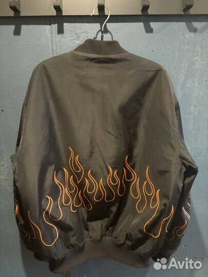 Куртка бомбер bershka