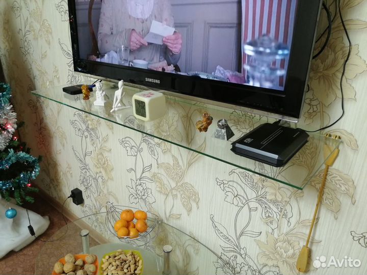 Полка стеклянная под телевизор
