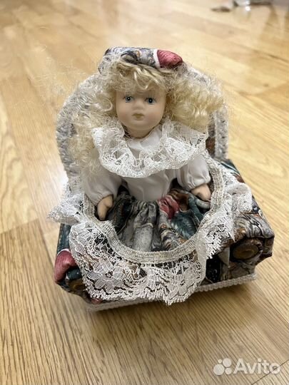 Кукла фарфоровая на кресле