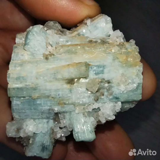 Кристалл аквамарина с топазами