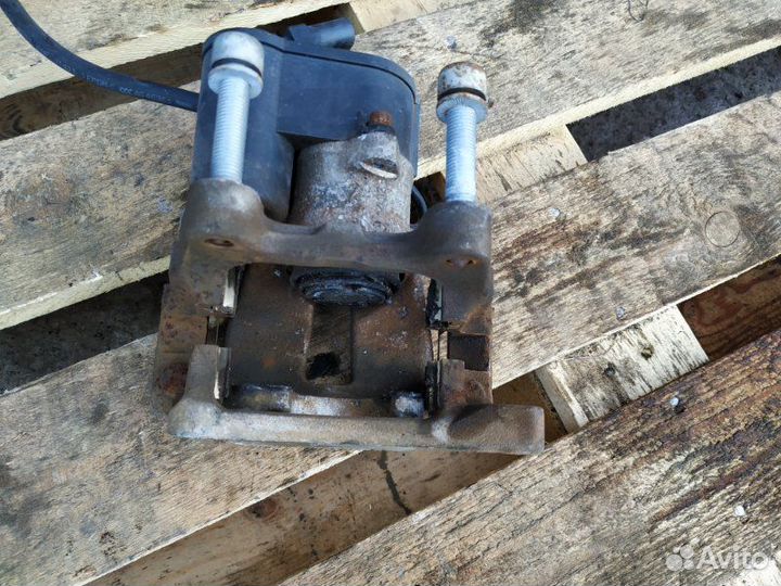 Суппорт задний левый Volkswagen Passat B6 1.8 BZB