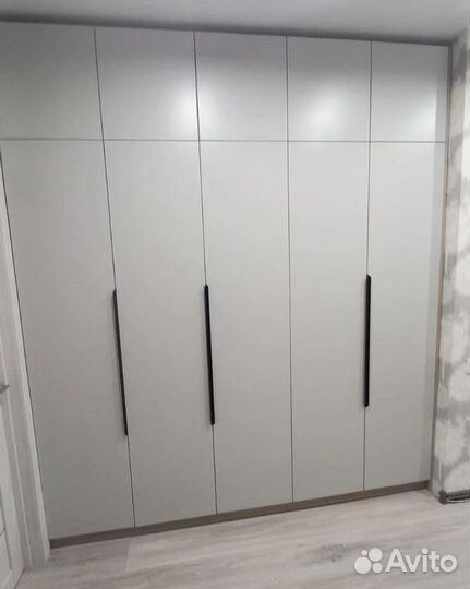 Шкаф распашной в прихожую на заказ