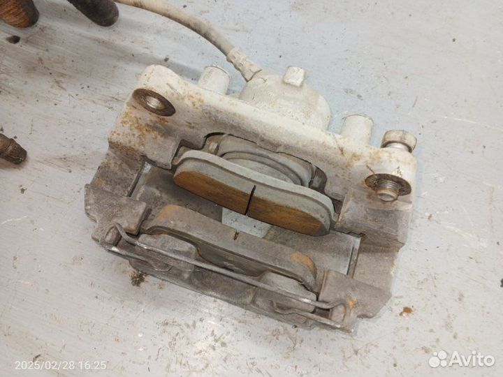 Суппорт тормозной передний левый Renault Megane