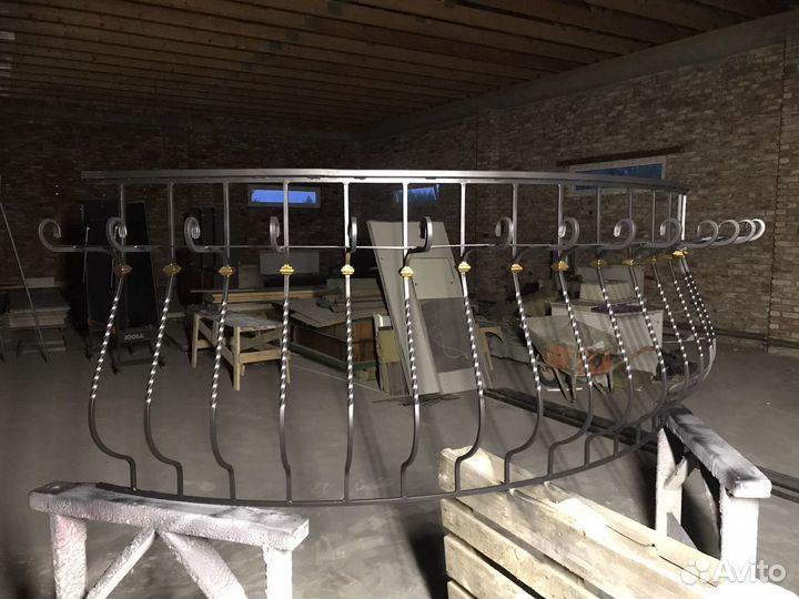 Балконное ограждение с цветочницей