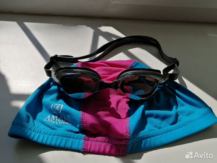 Шапочка и очки для плавания