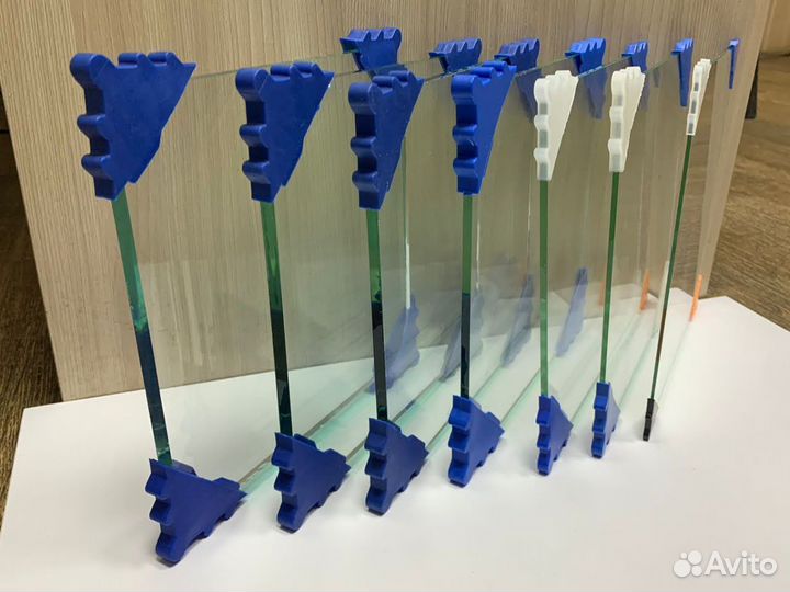 Синие защитные уголки для транспортировки стекла