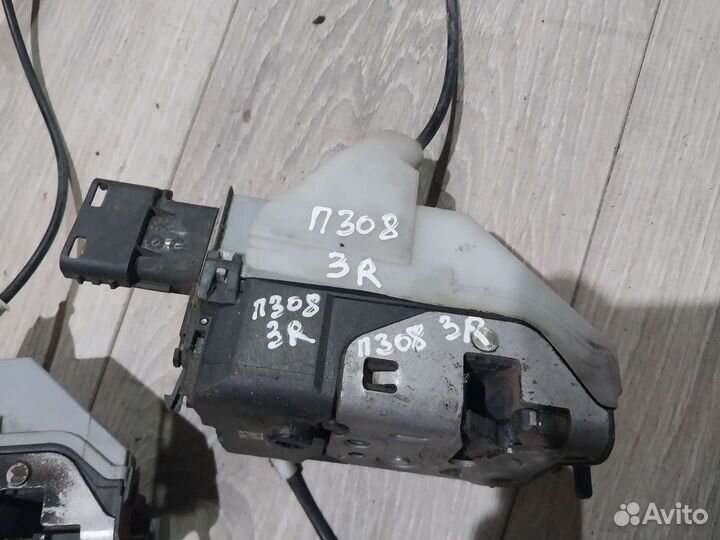 Замок двери задний правый Peugeot 308