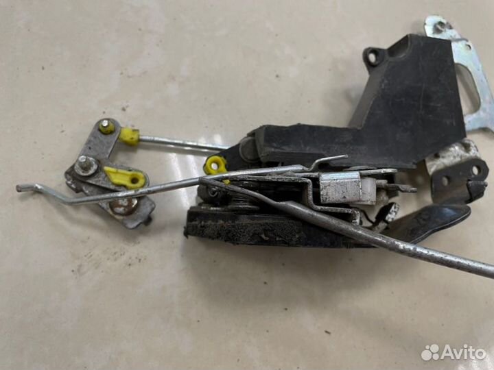 Замок боковой двери передний правый Hyundai Accent