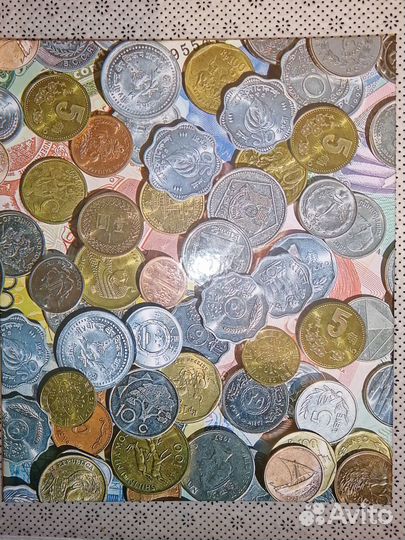 Альбом с монетами и банкнотами