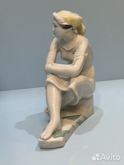 Фарфоровая статуэтка времен СССР