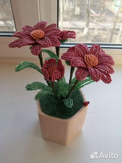 Ромашки из бисера