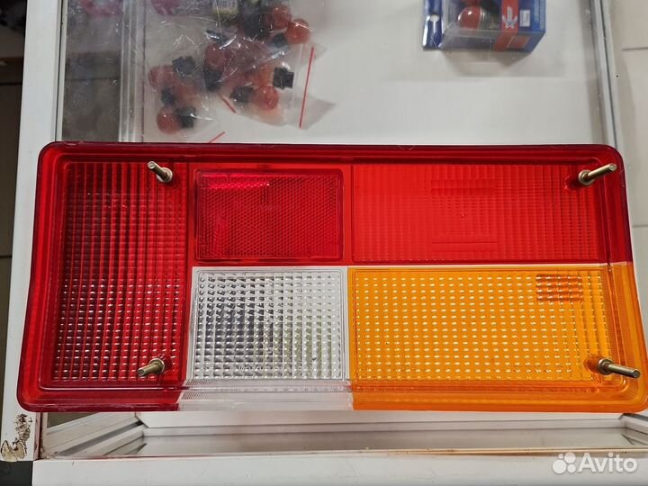 Стекло рассеиватель заднего фонаря 2105 левый