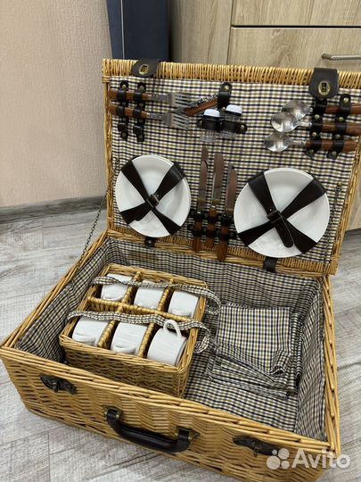 Корзина для пикника с посудой