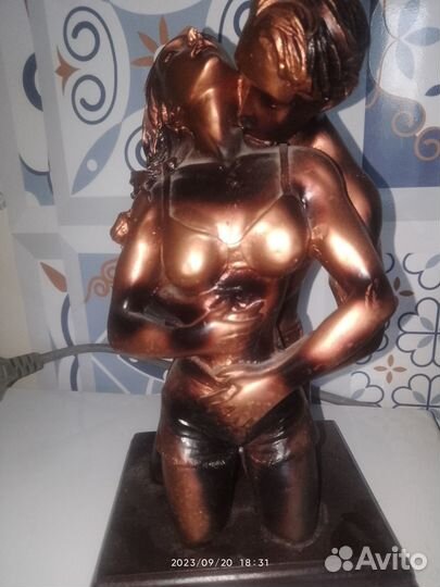 Статуэтка на подставке