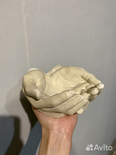 Руки из гипса и бетона