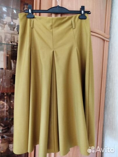Юбка миди 50 разм. Золотистого цвета