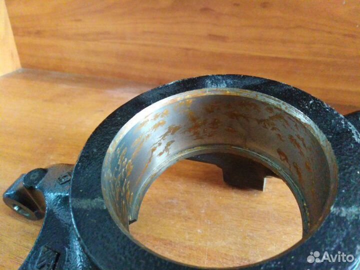 Кулак поворотный передний правый Renault Laguna