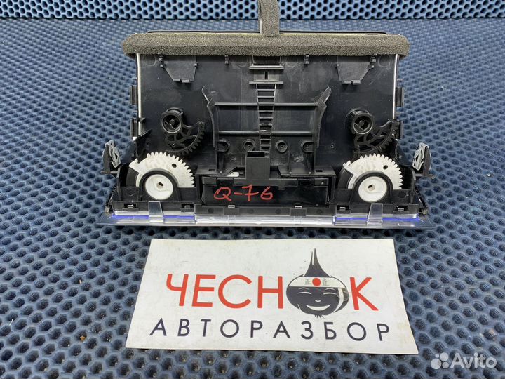 Дефлектор центральный в торпедо Audi Q7 воздушный