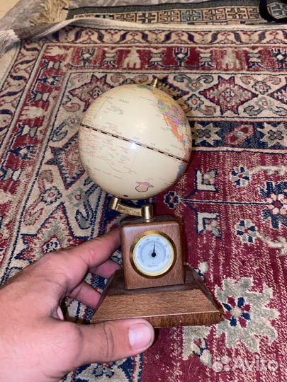 Глобус с часами