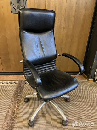 Офисное кожаное кресло
