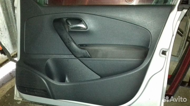 Обивка двери передней правой Фолькс Поло седан