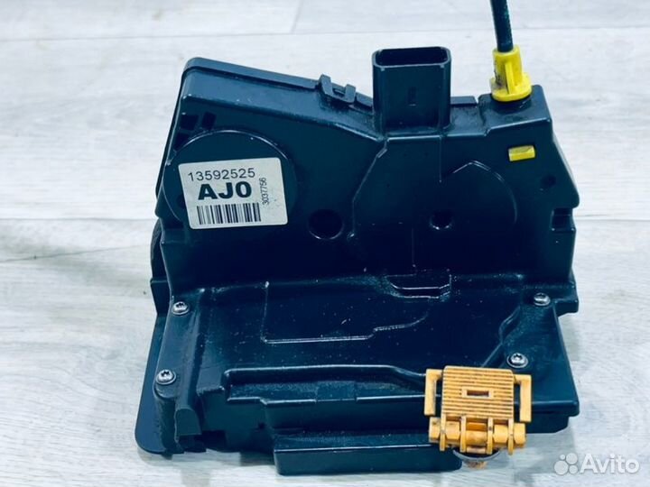 Замок двери передний правый Chevrolet Cobalt седан