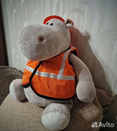 Мягкая игрушка бегемот - строитель