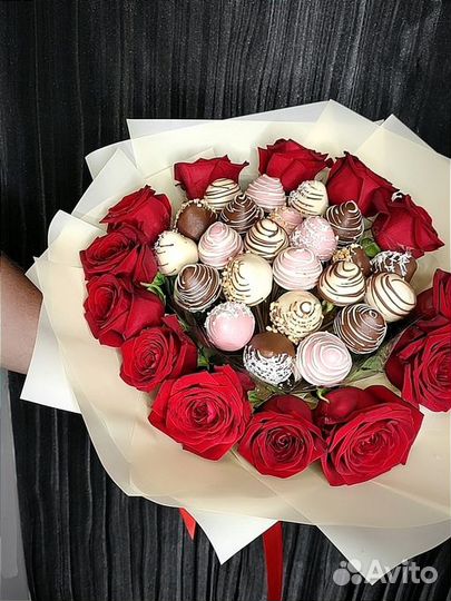 Букет клубника в шоколаде, цветы и клубника