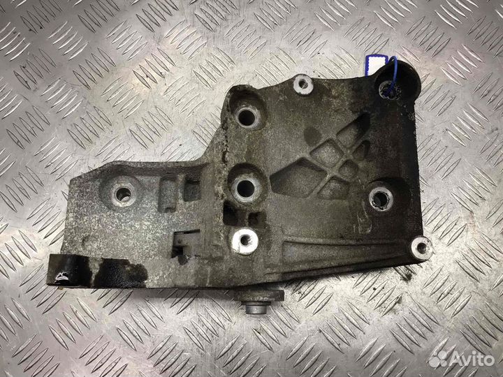 Кронштейн компрессора кондиционера Opel Insignia 55562863 A20DT