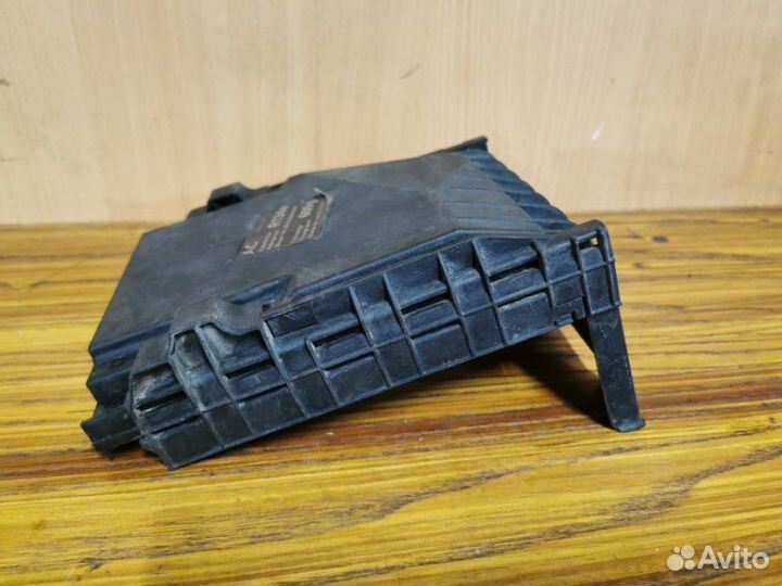 Крышка блока предохранителей передняя Volkswagen