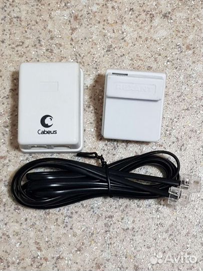 Телефонная коробка и провод