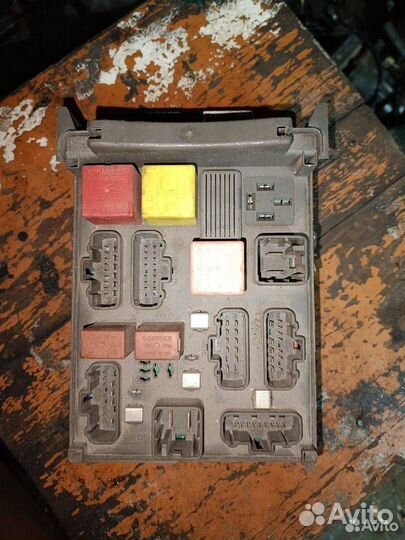 Блок предохранителей Renault Laguna 2720816