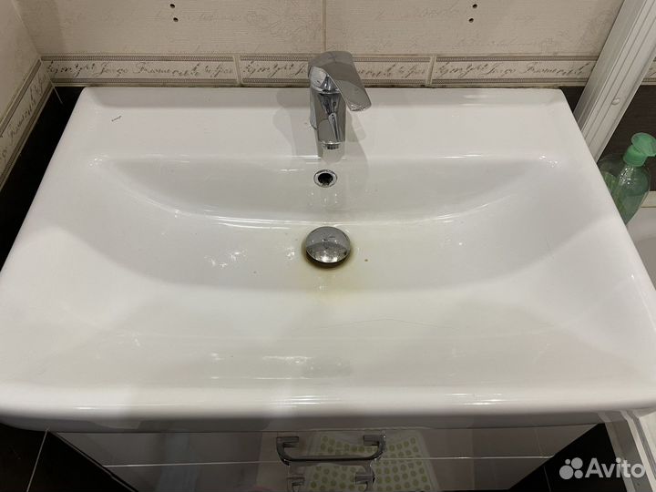 Раковина в ванную комнату со смесителем