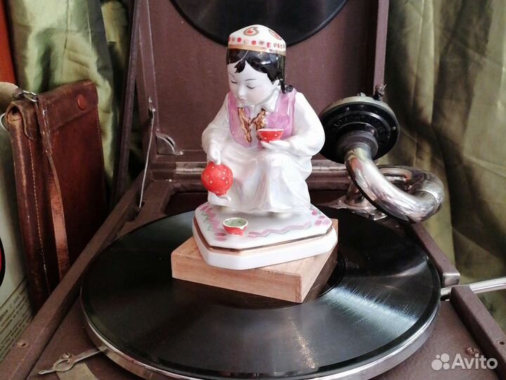 Фарфоровая статуэтка Маленькая хозяйка