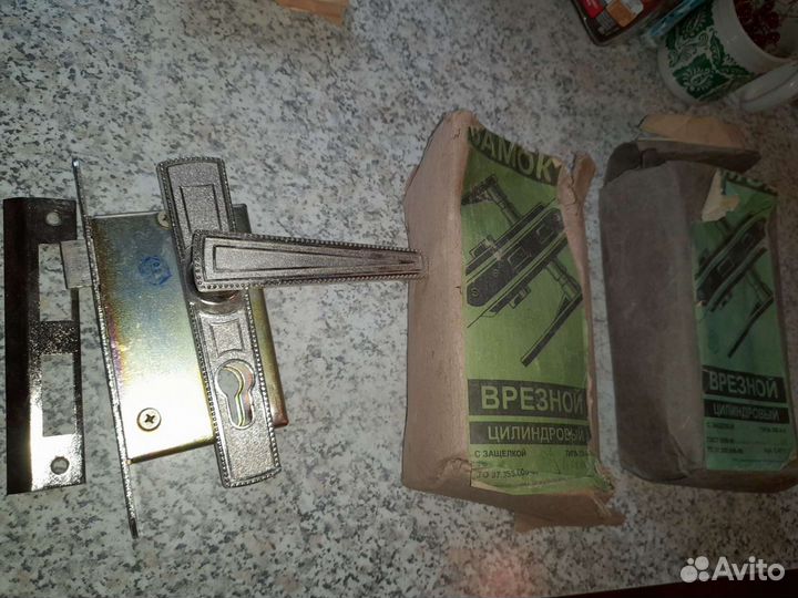 Замок врезной с ручкой