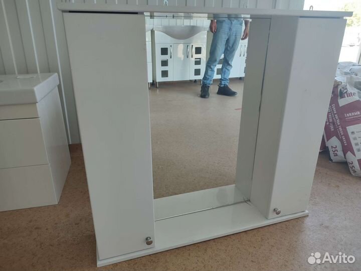 Раковина с тумбой и зеркалом