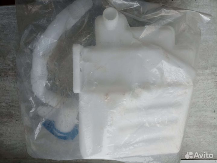 Бочек омывателя Jetta V