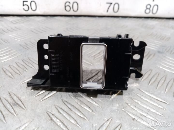 Б/У Кронштейн кнопки задней левой двери#001