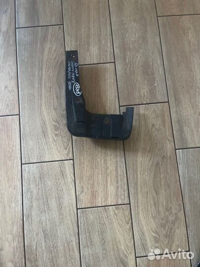 Брызговик передний правый Subaru Legacy