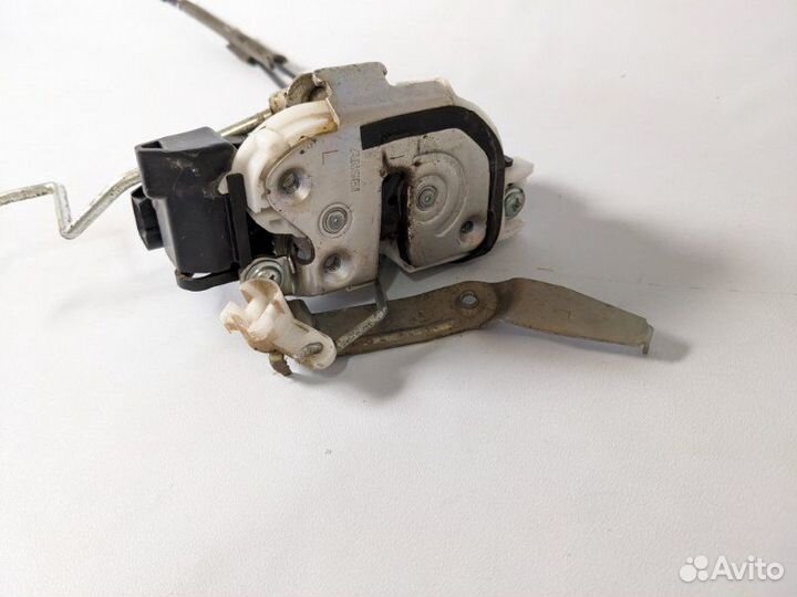 Замок двери передний левый Mitsubishi Pajero Sport